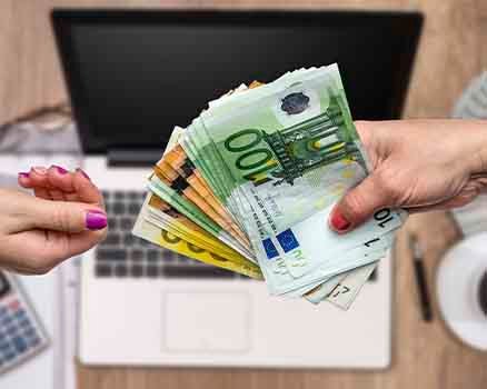 Pessoa de negócios segurando dinheiro para empréstimo