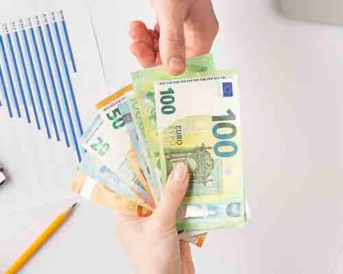 Pessoa de negócios segurando dinheiro para empréstimo