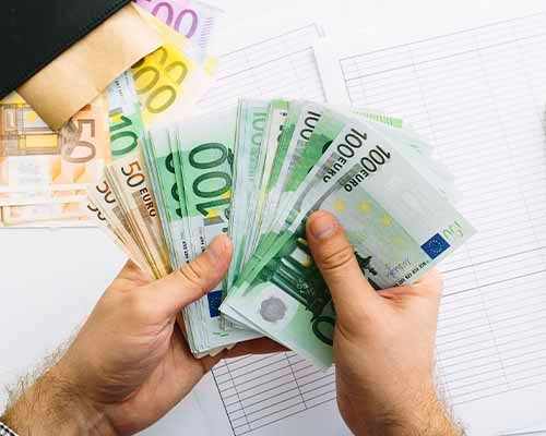 Pessoa de negócios segurando dinheiro para empréstimo